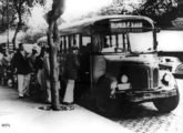 Grassi sobre mecânica REO do início dos anos 50 no serviço intermunicipal entre Rio de Janeiro e Nilópolis (RJ); a fotografia é de 1954.