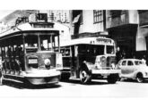 Ônibus Grassi disputando com um bonde o tráfego carioca na década de 50 (fonte: Marcelo Almirante).