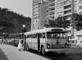 Imponente Grassi sobre chassi inglês Aclo circulando pela Praia do Flamengo, Rio de Janeiro (RJ), na década de 50 (fonte: Ivonaldo Holanda de Almeida / Getty Images).