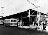 Do mesmo período é este Grassi-Aclo parado no terminal da Praça do Pacificador, em Duque de Caxias (RJ); à frente, um Carbrasa-Volvo (fonte: Ivonaldo Holanda de Almeida).