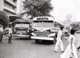 Dois ônibus Grassi da Viação Elite (à esquerda sobre chassi Aclo) diante da estação Central do Brasil, atendendo a duas linhas para a Zona Sul do Rio de Janeiro (RJ) na década de 50 (fonte: portal rionibusantigo).