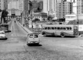 Urbano Grassi sobre chassi Ford operando em Belo Horizonte (MG) em meados dos anos 50; à esquerda, outro Grassi cruza o viaduto Santa Teresa (fonte: Ivonaldo Holanda de Almeida / Fotos Antigas de Belo Horizonte).
