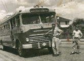 Um ônibus semelhante, possivelmente em chassi Ford F-8, operando no transporte rodoviário paranaense (fonte: Marco Tozo / Ivonaldo Holanda de Almeida).