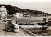 Cartão postal de Florianópolis (SC), nos anos 50, vendo-se a traseira de um Grassi no ponto diante do Mercado Municipal; toda esta paisagem seria perdida duas décadas depois, quando toda a orla da cidade foi aterrada e demolidas as construções à beira d'água (fonte: Ivonaldo Holanda de Almeida). 