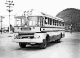 Ônibus Grassi matriculado em Santos Dumont (MG), que efetuava a ligação rodoviária com Barbacena (MG) e Rio de Janeiro (RJ); a fotografia é de setembro de 1956 (fonte: portal mauricioresgatandoopassado).