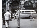 Um lotação do mesmo modelo circula pelo Centro do Rio de Janeiro (RJ) em 1957 (fonte: portal peregrinacultural / O Globo).