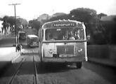 Na década de 60 um Grassi-LP sobe o viaduto sobre a linha férrea que atravessa o centro de Campinas (SP); ao fundo, um GM Coach (fonte: Ivonaldo Holanda de Almeida).