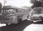 À direita, caminhão Ford F-600 nacional com carroceria Sertanejo; o veículo operava linhas intermunicipais a partir de Mogi-Mirim; a fotografia foi tomada em Espírito Santo do Pinhal (SP) (fonte: Maicobus / onibusbrasil).