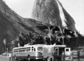 Acoplado ao reboque do grupo gerador, o trólebus Grassi foi fotografado na Praia Vermelha, diante do Pão de Açúcar (fonte: Paulo Roberto Steindoff / Allem Morrison).