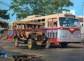 Ao lado de um dos primeiros ônibus Grassi, o imponente trólebus de 1958 é fotografado para ilustrar matéria do primeiro número de 4 Rodas, de agosto de 1960 (foto: 4 Rodas).