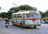 Outro trólebus da mesma série em imagem contemporânea (foto: Raymond DeGroote / tramz).