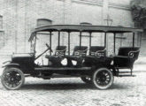 Ford T 1925, também com cinco bancos, porém os dois últimos em posição "vias-à-vis" (fonte: Ivonaldo Holanda de Almeida).