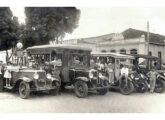 À direita, três gerações de carrocerias Grassi (um em chassi Chevrolet e dois Ford) nesta fotografia em local não identificado (fonte: Pepi Scharinger / Brasil Antigo em Raras Fotos Antigas).