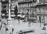 Ônibus Ford T com carroceria Grassi, em meados dos anos 20 recebendo passageiros na Praça do Patriarca, em São Paulo (SP) (fonte: portal histormundi).