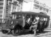 A produção esporádica de carrocerias abertas persistiu por muito tempo na Grassi, como neste caso, sobre caminhão Ford 1935-36, fornecido para Penedo (AL); a fotografia é de 1950 (fonte: portal sipealpenedo).