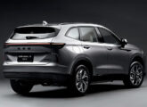 A menos da marca GWM, agora em preto, nada foi alterado na traseira; a imagem mostra a versão plug-in PHEV35.