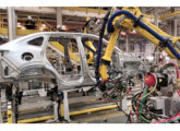 Ainda que os primeiros veículos produzidas ainda tivessem reduzido conteúdo nacional, suas carrocerias já eram montadas e pintadas no local (fonte: portal autoindustria).