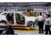 Duas carroceria deixam a cabine de pintura: do híbrido Haval H6... (fonte: portal motor1).