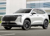 Haval H6 (aqui na versão básica HEV 2) com o estilo dianteiro introduzido no final de 2025.