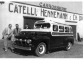 Caminhão leve Ford F-3 1952 com carroceria Hennemann; ao adaptar o estilo de seus ônibus a um veículo pequeno, a empresa obteve um estranho resultado, com para-brisas de tamanho absurdamente desproporcional com o restante do carro (fonte: Régulo Franquine Ferrari / Eliverto Scherer).