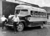 Pequeno ônibus rodoviário sobre chassi Ford alemão da extinta Auto Viação Souza, de Rio do Sul (SC).