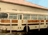 Outro urbano Hennemann-LP da Trindadense, este com chapeamento liso, pintura mais recente e já desativado. (foto: O Estado / classicalbuses; foto colorizada).