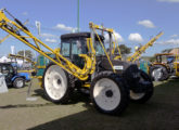 Pulverizador HerbiPlus G3S "roda elevada", mostrado no Agrishow 2017; com opção de tanques de 1.200 ou 1.500 l e barras de 15,0 a 18,0 m, foi montado sobre trator Valtra (foto: LEXICAR).