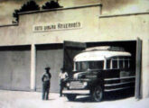 Ônibus Ford 1948-50 fotografado à saída da garagem da Haverroth, em Ituporanga (SC) (fonte: portal egonbus).