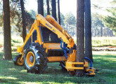 Feller buncher Implanor com moto-serra, preparada para a derrubada de árvores com até 61 cm de diâmetro.