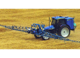 Pulverizador agrícola Implemaster EP-2000 montado sobre trator New Holland.