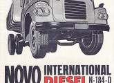Em 1964 os caminhões International nacionais receberam opção de motor diesel Perkins, cujo logotipo vinha afixado à esquerda da grade dianteira, como mostra este folder de lançamento do modelo. 