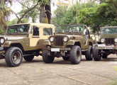 Três dos muitos Jeeps restaurados pela X4.