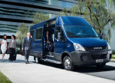 A partir de 2012 o Daily Minibus passou a ser fornecido com carroceria de construção própria; na imagem o modelo de maior capacidade (55C17), com 3,95 m de entre-eixos e até 18 passageiros.