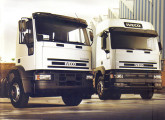 O cavalo-mecânico EuroTech (à direita) e o médio EuroCargo – primeiro e segundo caminhões fabricados no país pela Iveco.