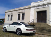 Construída pela Icomda em 1995, esta réplica do Porsche 911, de Araras (SP), foi fotografada diante da estação ferroviária de Cachoeira Paulista (fonte: Felipe Ramina / mercadolivre).