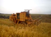 Velha colheitadeira Ideal CA-800, da década de 70, colhendo aveia em Toledo (PR) em 2012; a imagem foi retirada de um vídeo do Youtube.