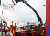 Podadeira Global 3500 LT Four, exposta no Agrishow 2017; com quatro serras circulares montadas em braço hidráulico traseiro, tem diâmetro de corte de 3,5 m com altura máxima de 8,05 m (foto: LEXICAR). 