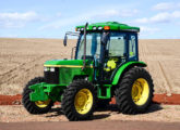 Trator John Deere 5600 com cabine Implemaster de meados da década de 10; as cabines da marca também estão disponíveis para modelos fora de linha.