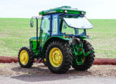 John Deere 5403 com cabine de 2015.