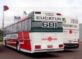 À esquerda, o mesmo ônibus da imagem anterior em vista traseira (foto: Fabrício Zulato / fortalbus).