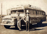 Caminhão Ford nacional de 1959-60 com carroceria Incasel no transporte rodoviário paranaense; o veículo pertencia ao Expresso Nordeste, de Campo Mourão.