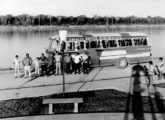 Continental em chassi Mercedes-Benz LP da Empresa Rápido Rondônia; estacionado em Humaitá (AM), à beira do rio Madeira, o ônibus da foto realizava a primeira viagem de linha ao longo da recém-inaugurada BR-319 (Manaus-Porto Velho); a imagem é de 1976 (foto: Corrêa Lima / Manaus Sorriso). 