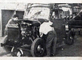Na linha de montagem, uma picape IH recebe cabine nacional, em 1955; somente o para-brisa era importado (fonte: Automóveis & Acessórios).