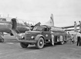 International KB-8 1947-49 abastecendo combustível de aviação no Aeroporto de Manaus; a fotografia é de 1954 (fonte: Manaus Sorriso).