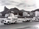 Praia de Botafogo, Rio de Janeiro, início de 1960: desfile da nova frota de caminhões International da Kibon; a foto ainda mostra um caminhão Mack e um ônibus Mercedes-Benz/Carbrasa (fonte: Pepi Scharinger / ivoaffonso.blogspot).