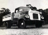 Protótipo de caminhão para 2,5 t testado pela International em 1963; note os arremates improvisados (e certamente provisórios) nos para-lamas, para adequa-los às rodas de menor diâmetro (foto: Transporte Moderno).