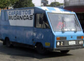 Microvan utilizado em São Paulo (SP), em 2011, como furgão de mudanças (foto: Maurício Alves Borges; fonte: Paulo Roberto Steindoff).