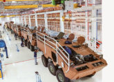 Linha de produção de equipamento militar (no caso, o blindado Guarani, projetado pelo exército brasileiro), inaugurada em 2013 na fábrica de Sete Lagoas (fonte: Tecnologia & Defesa),