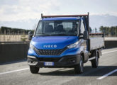 Iveco 35-150 equipado com carroceria de alumínio para carga geral.