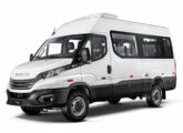 Daily Minibus 45-160 com 17 lugares, outra novidade de 2026; para reduzir o custo com pedágio a van recebeu rodado traseiro simples.